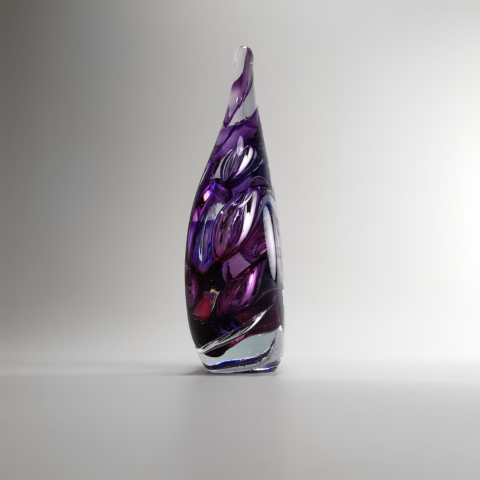 Escultura Artesanal de Vidro Soprado em Gota Lisa - Tema Floral Roxo - Decoração para Casa