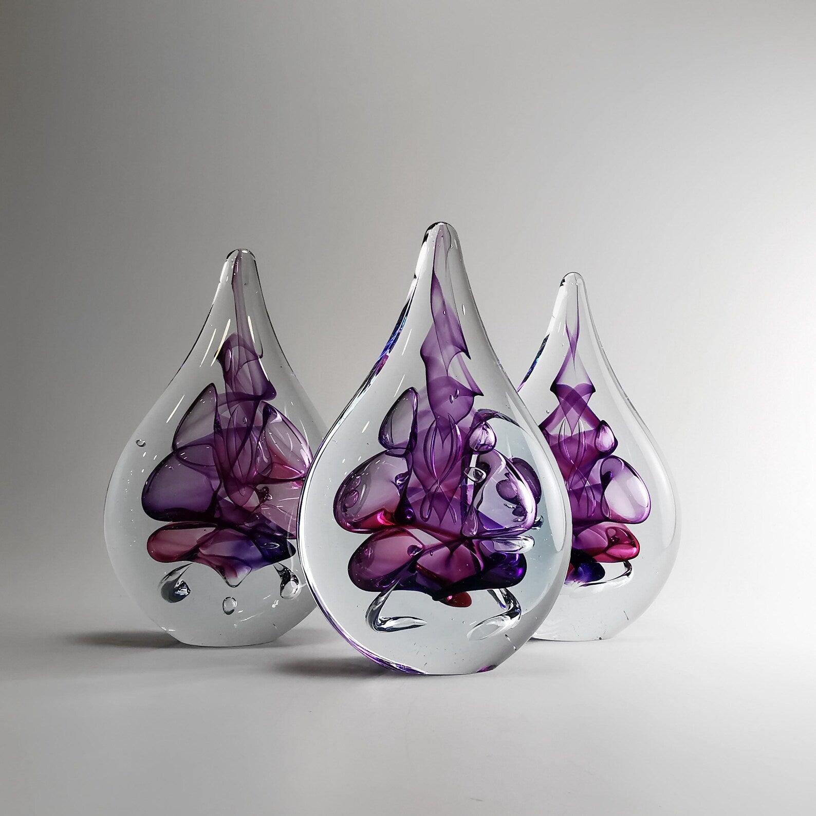 Escultura Artesanal de Vidro Soprado em Gota Lisa - Tema Floral Roxo - Decoração para Casa